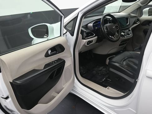 Used 2022 Chrysler Pacifica Touring-L FWD image 10