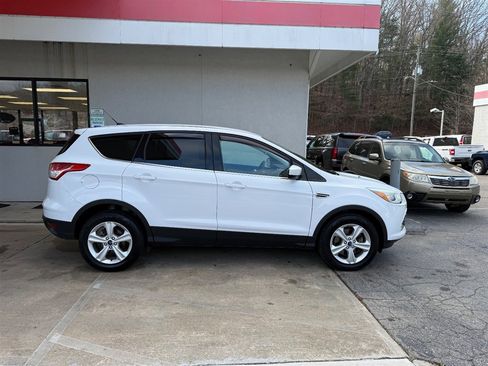 Used 2016 Ford Escape SE image 2