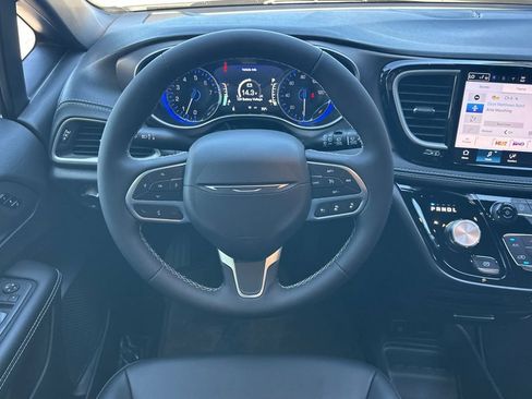 New 2027 Chrysler Pacifica Select FWD image 14