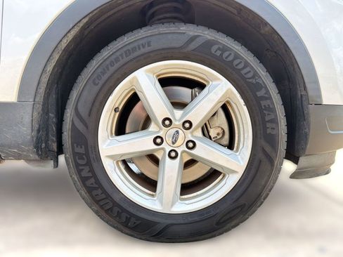 Used 2019 Ford Explorer XLT w/ Equipment Group 202A FWD image 11