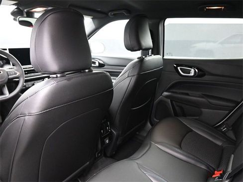 New 2026 Jeep Compass Latitude image 17