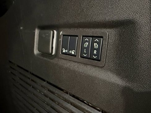 Used 2025 GMC Yukon XL Elevation image 6