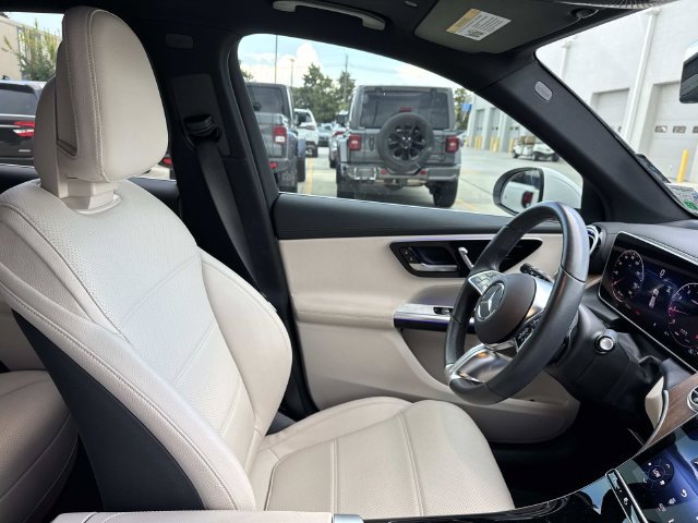 Used 2025 Mercedes-Benz GLC 300 4MATIC image 11
