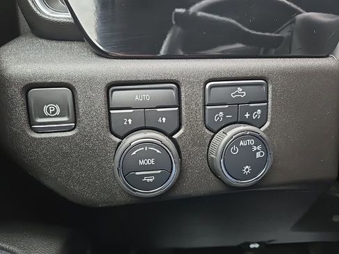 Used 2025 Chevrolet Silverado 1500 LT AWD/4WD image 55