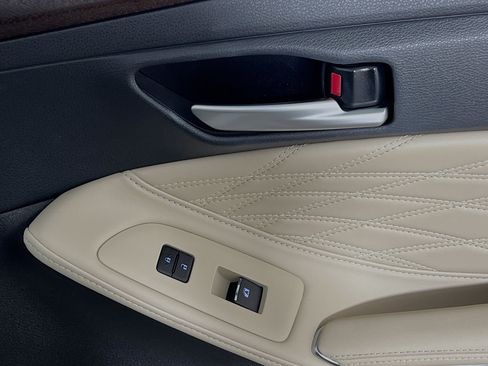 Used 2019 Toyota Avalon Limited image 32