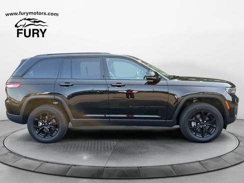 Used 2025 Jeep Grand Cherokee Altitude AWD/4WD image 3