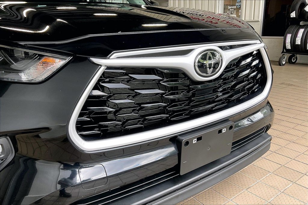 Used 2025 Toyota Highlander LE FWD image 27