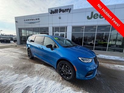 New 2026 Chrysler Pacifica Select w/ S Appearance Package