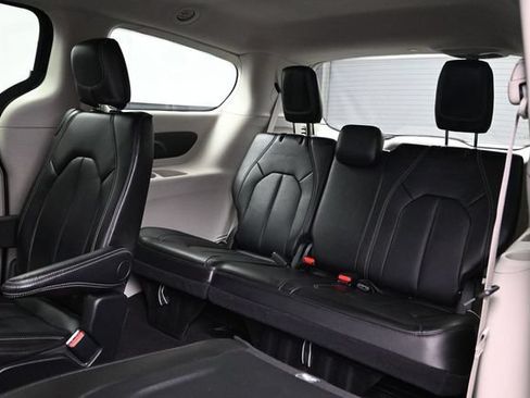Certified 2024 Chrysler Pacifica Touring-L FWD image 23