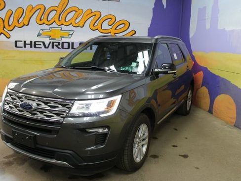 Used 2018 Ford Explorer XLT w/ XLT Technology Feature Bundle AWD/4WD image 4