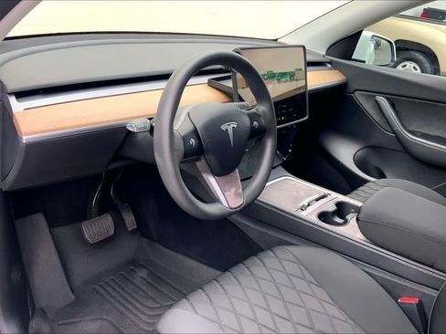 Used 2022 Tesla Model Y Long Range AWD/4WD image 2