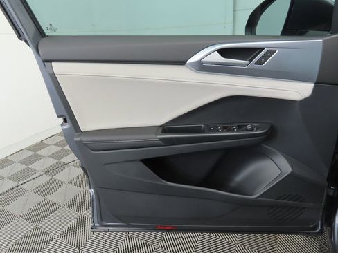 Used 2025 Volkswagen Taos SE w/ Panoramic Sunroof Package FWD image 24