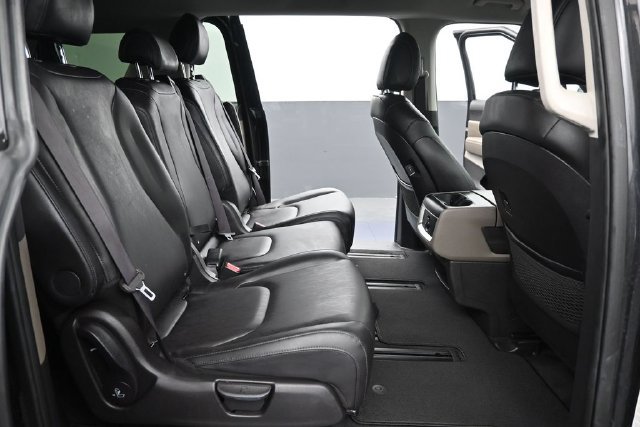 Used 2025 Kia Carnival FWD image 10