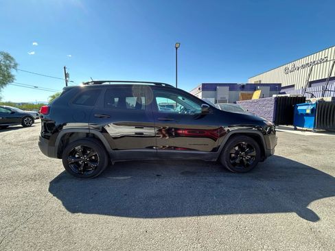 Used 2017 Jeep Cherokee Sport image 4