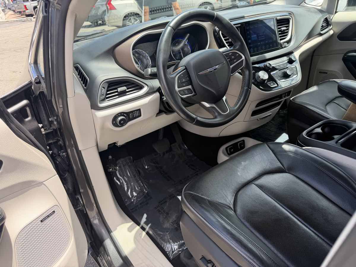 Used 2017 Chrysler Pacifica Touring-L w/ Tire & Wheel Group FWD image 10