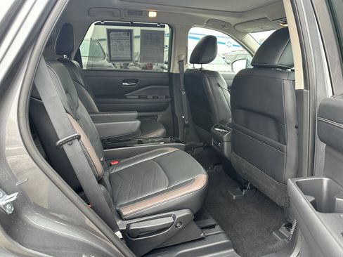 Used 2023 Nissan Pathfinder Platinum image 16