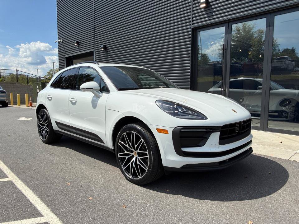 Certified 2026 Porsche Macan AWD/4WD image 9