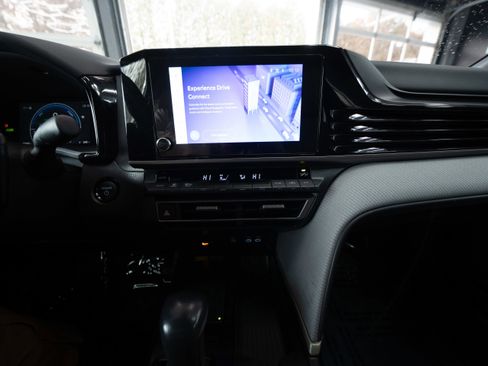 Used 2025 Toyota Camry SE w/ Convenience Package image 17