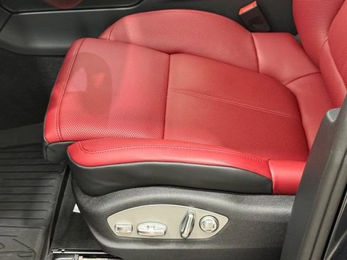 Certified 2025 Porsche Macan AWD/4WD image 24