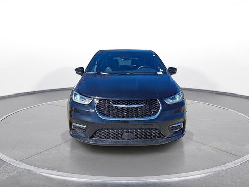 Used 2025 Chrysler Pacifica Select image 3