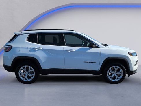 Used 2024 Jeep Compass Latitude image 12