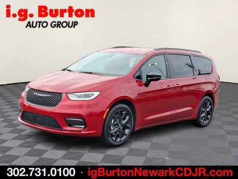 New 2026 Chrysler Pacifica Select w/ S Appearance Package image 2