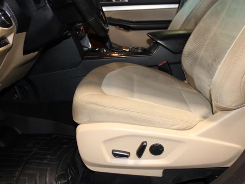 Used 2016 Ford Explorer XLT w/ Equipment Group 201A FWD image 24