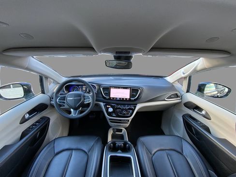 Used 2024 Chrysler Pacifica Touring-L image 22