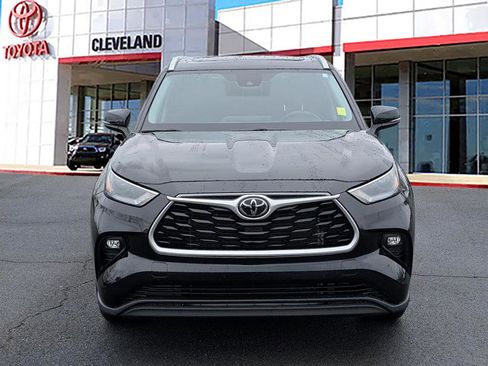 Used 2023 Toyota Highlander XLE image 3