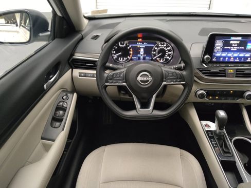 Used 2024 Nissan Altima 2.5 SV FWD image 22
