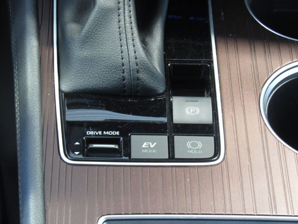 Certified 2024 Toyota Sienna XLE FWD image 32