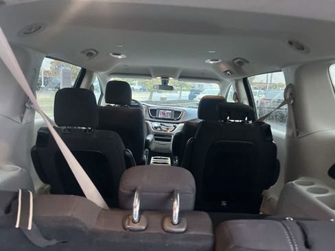 Used 2022 Chrysler Voyager LX image 12