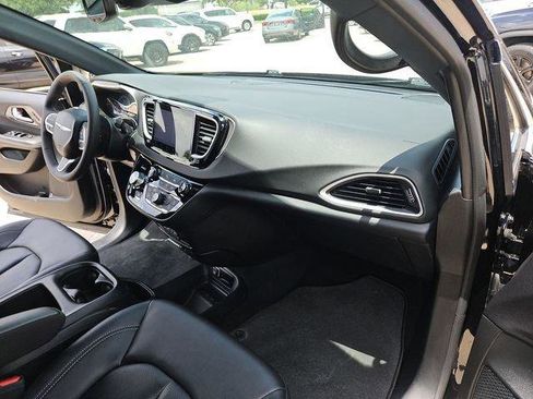 Used 2025 Chrysler Pacifica Select FWD image 25
