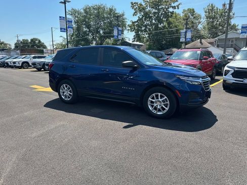 Used 2022 Chevrolet Equinox LS FWD image 2