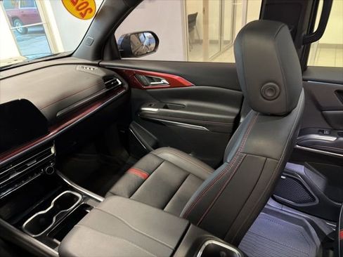 Used 2024 Chevrolet Traverse RS image 31