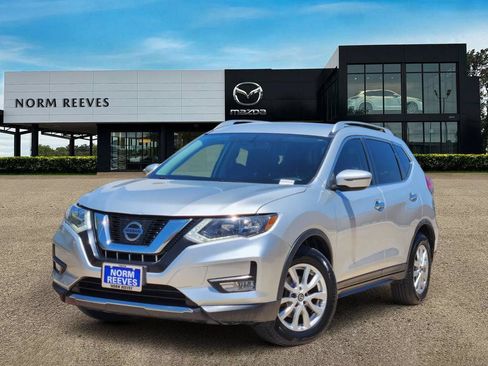 Used 2017 Nissan Rogue SV FWD image 1