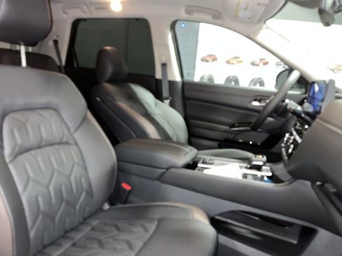 New 2026 Nissan Pathfinder Platinum AWD/4WD image 13