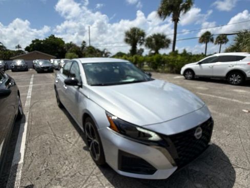 Used 2025 Nissan Altima 2.5 SR FWD image 3