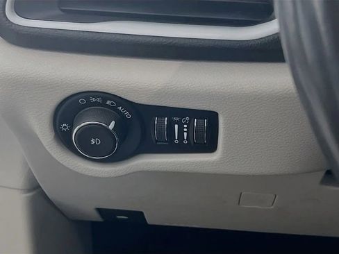 Used 2021 Chrysler Pacifica Touring-L w/ Premium & Safety Sphere Group FWD image 11