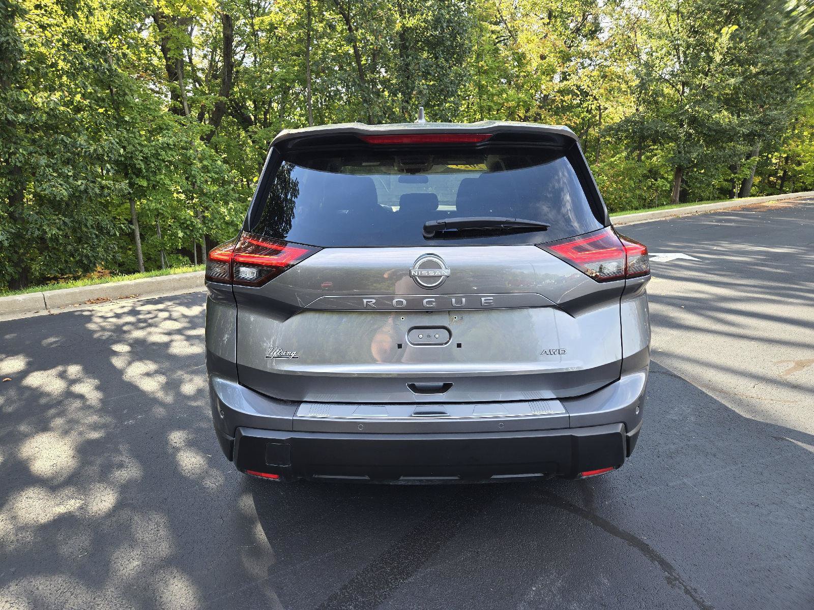 Used 2025 Nissan Rogue SV AWD/4WD image 8