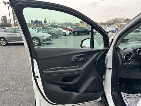 Used 2022 Chevrolet Trax LT w/ LT Convenience Package image 13