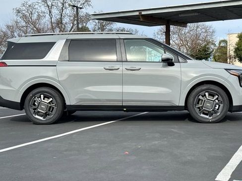 New 2026 Kia Carnival EX FWD image 3