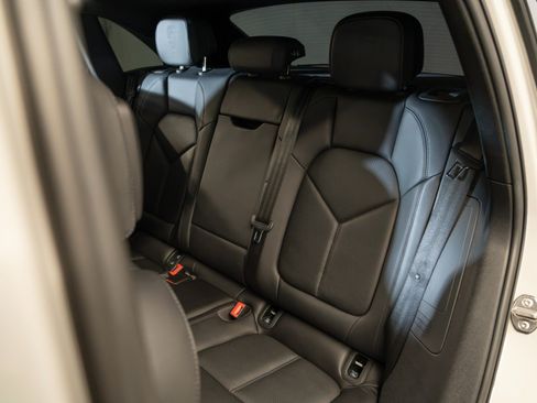Certified 2022 Porsche Macan S AWD/4WD image 28