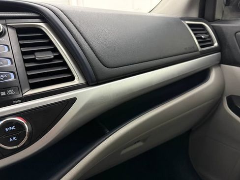 Used 2019 Toyota Highlander XLE FWD image 23