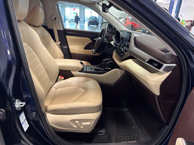 Used 2022 Toyota Highlander XLE AWD/4WD image 22