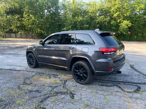 Used 2017 Jeep Grand Cherokee Altitude AWD/4WD image 3
