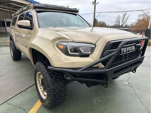Used 2017 Toyota Tacoma TRD Off-Road image 5