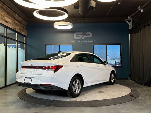 Used 2023 Hyundai Elantra SE image 3