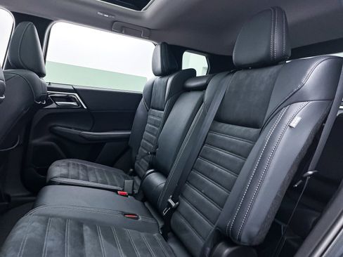 New 2025 Mitsubishi Outlander SE image 25