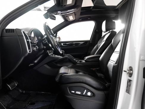 Used 2019 Porsche Cayenne S image 3